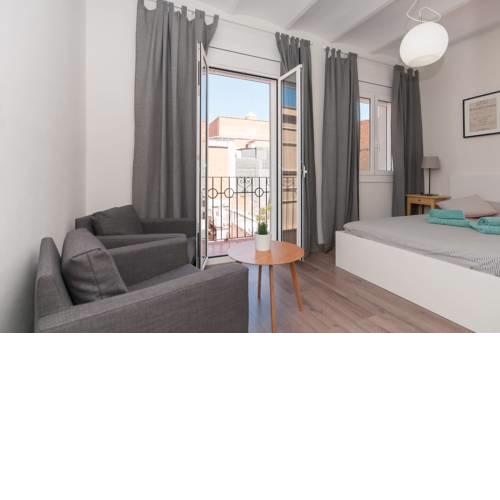 Bright flat next to Stadium y La Fira