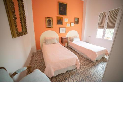 Bright & Happy Twin Room Seville - Naranja