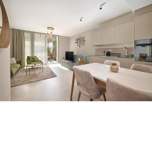 Bright Modern Duplex 1bd W Terrace & Garden! #72