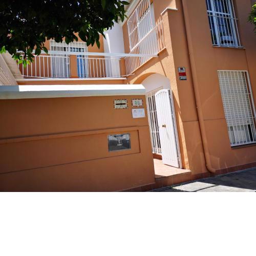 Bright Modern Residencial Home - single room with shared bathroom near airport