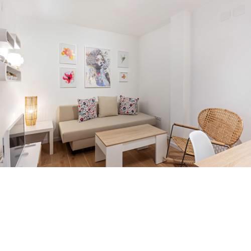 Bright & Modern Two Bed Apartment in Madrid
