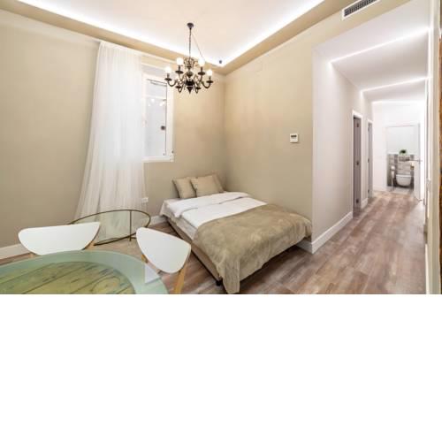 Bright & Spacious Three Bedroom Apartment in Centro