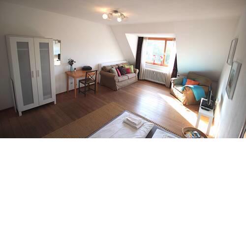 *Bright & Sunny Top-Floor Flat* Central Stay