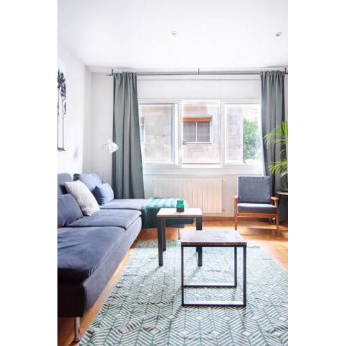 Bright, Trendy Apartment in Sants