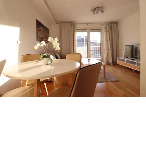 Brilliant View: Balcony Home, Modern, Stylish and newly Renovated