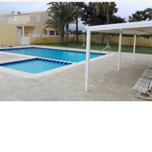 Bungalow con terraza, piscina, al lado de la playa