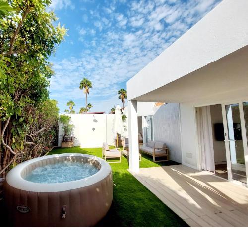 Bungalow de diseño hidromasajes terraza y piscina.