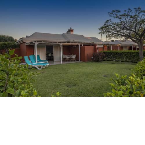 Bungalow Los Melocotones 4P jardin piscina by Lightbooking