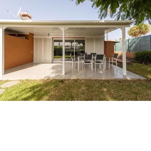 Bungalow Los Melocotones jardin y piscina by Lightbooking