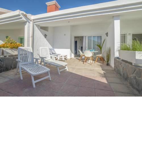 Bungalow playa Águila terraza piscina by Lightbooking