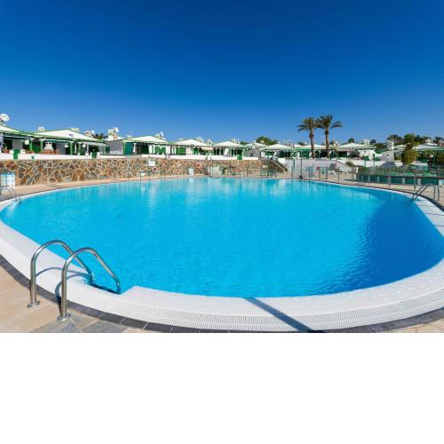 Bungalow Vista Golf con terraza y piscina