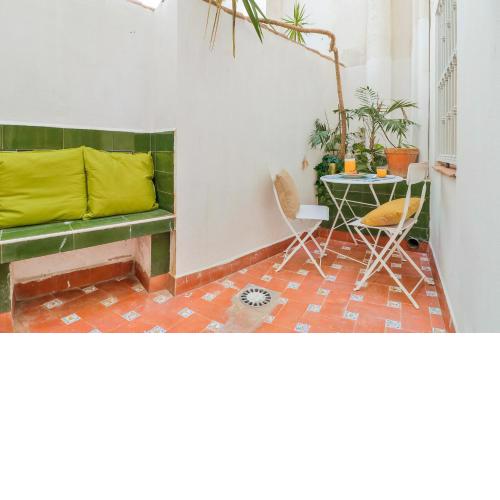C48 - 3 Bedrooms Downtown with little Patio