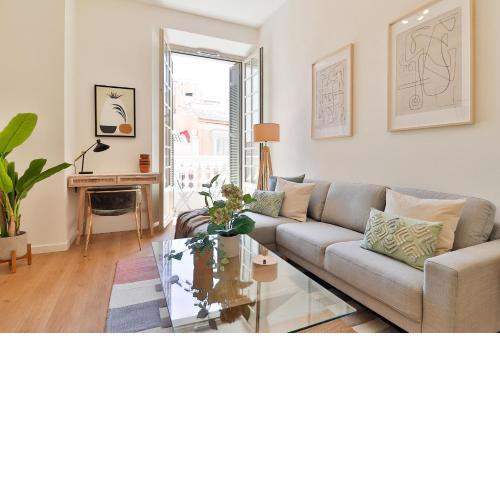 C74 - Marvelous 3 Bedroom Apartment In Historical