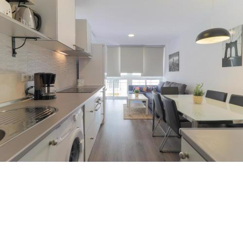 C81 - Roomy 4 Bedroom Apartment by the Center