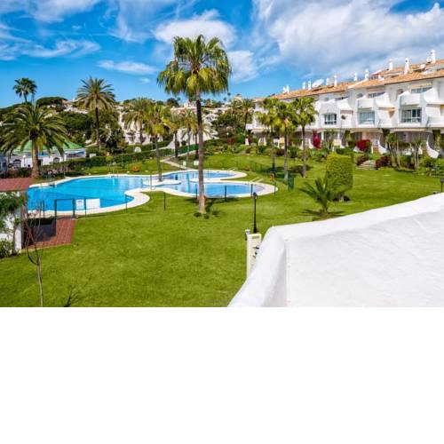 Cabopino Apartment Sleeps 4 Pool Air Con WiFi