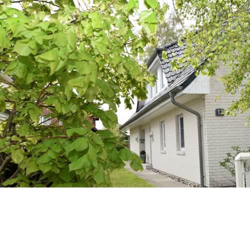 Calm Holidya Home with Garden in Zingst Germany