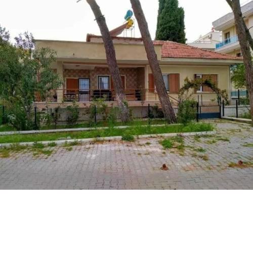 ÇAM AĞAÇLARININ İÇİNDE DENİZ MANZARALI VİLLA