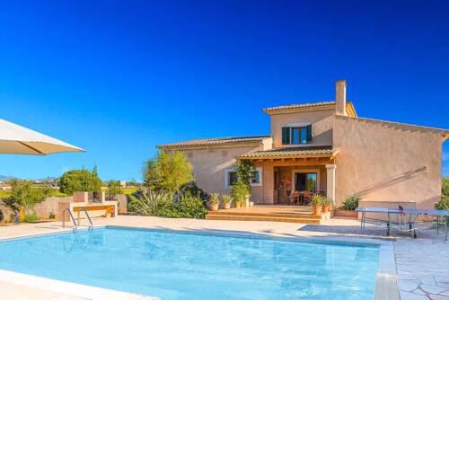 Campos Villa Sleeps 8 with Pool Air Con and WiFi