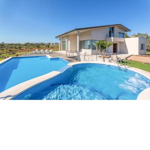 Can Picafort Villa Sleeps 4 with Pool Air Con and WiFi