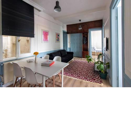 Capacious & Vibrant 4BR w Views and Shared Terrace