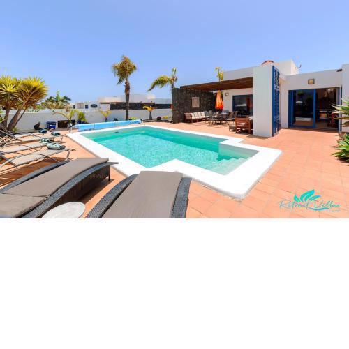 Captivating 2-Bed Villa in Playa Blanca