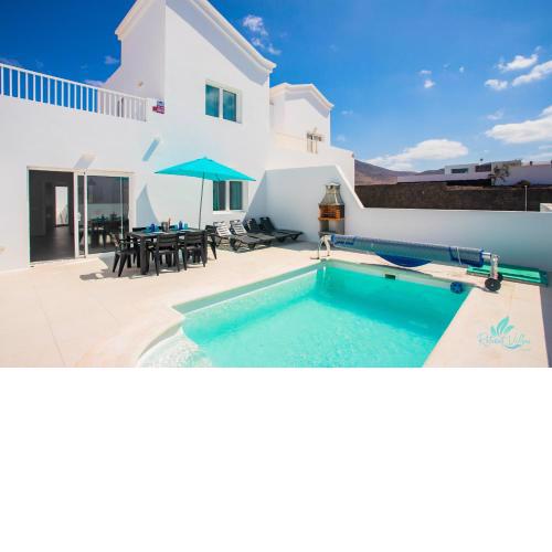 Captivating 2-Bed Villa in Playa Blanca