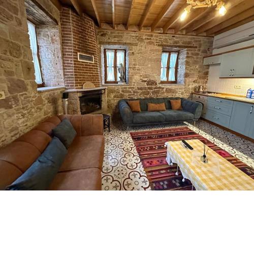 Çarşı içinde otantik rum evi