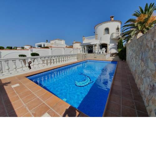 Casa a canal de 3 habitaciones para 6 personas con amarre y piscina en Empuriabrava L1123