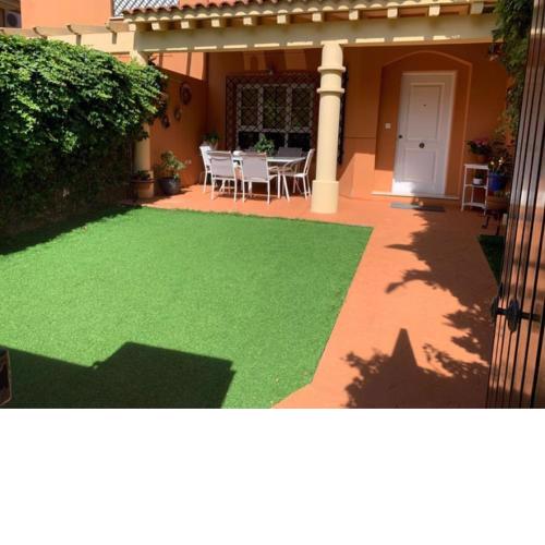 Casa adosada con jardín ideal para veraneo cerca de la playa