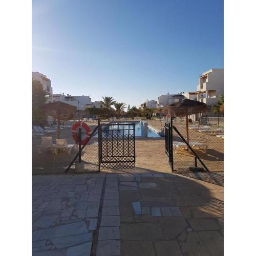 Casa Baja naturista con patio en primera linea!