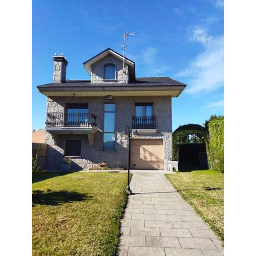 "Casa Balma" Casona de piedra con jardín y aparcamiento privados