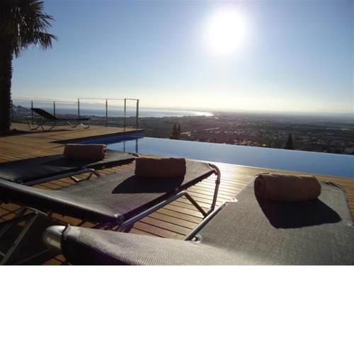 Casa Blanca-Fantastic Villa with SALT WATER INFINITY POOL and huge deck area