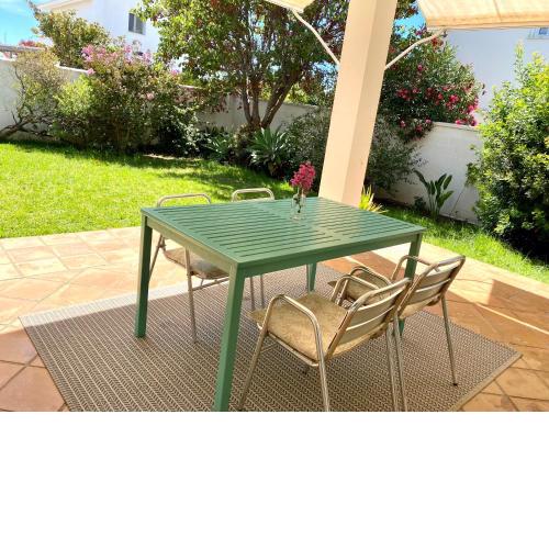 Casa-chalet con jardín y parking
