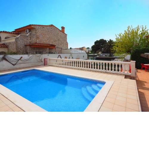 Casa con 4 dormitorios con piscina y amarres privados ref 354