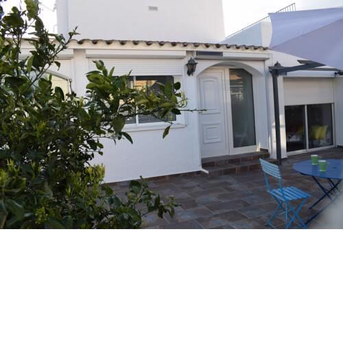 casa con amplia jardin