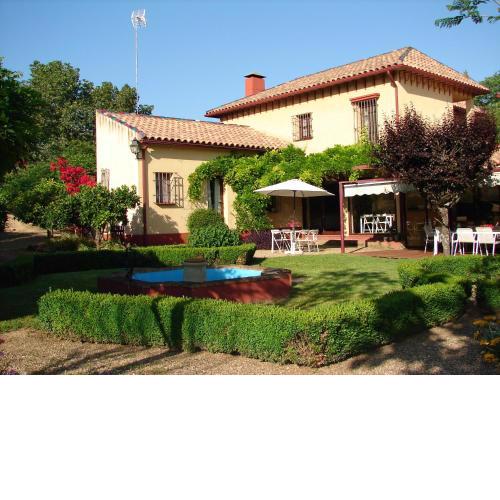 CASA CON ENCANTO Y JARDIN