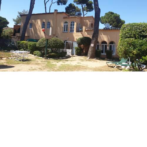 Casa con jardín a 30 metros de la playa. AT.