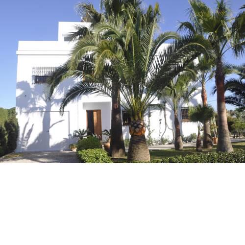 CASA CON JARDÍN MEDITERRÁNEO