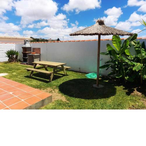 Casa con jardín y barbacoa solo familia parejas B