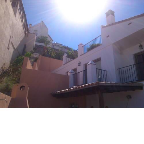Casa con piscina cubierta y aparcamiento