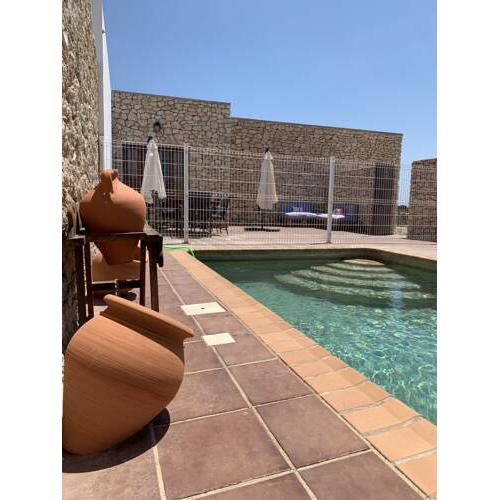 CASA CON PISCINA (LA VILLA DE PIEDRA)