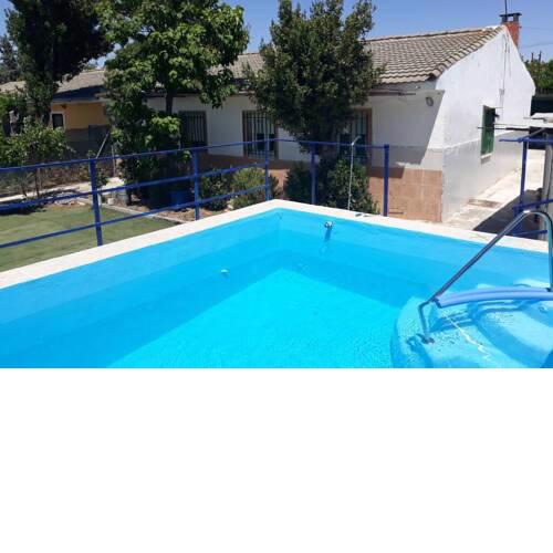 CASA CON PISCINA PRIVADA CERCA DE LA WARNER BROSS.
