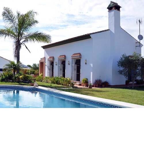 Casa con piscina privada estilo rustico