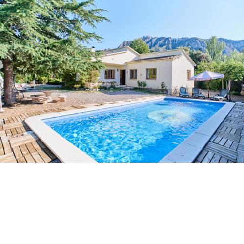 Casa con piscina y jardín