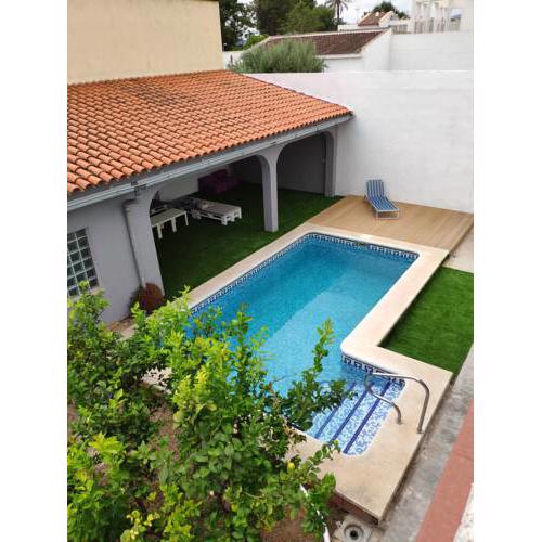 Casa con todos los detalles necesarios para pasar unos días de ensueño. Grupos o familias con niños , piscina privada , paellero, zona chill out para relajarse . Cerca de zonas de baño en rio y rutas de bici.