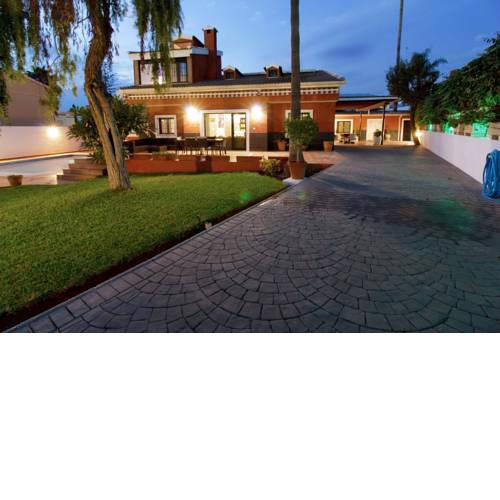 Casa de lujo con piscina y jardín.