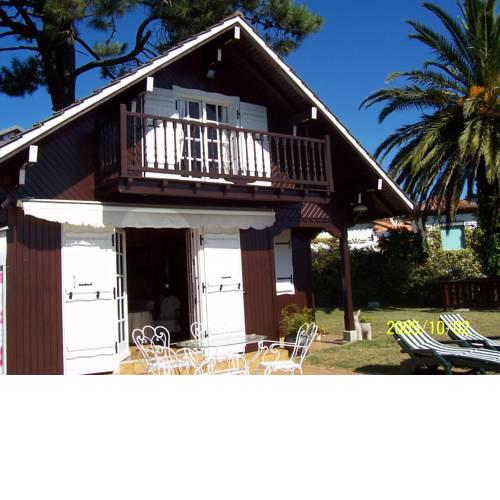 Casa de Madera Sobre el Mar