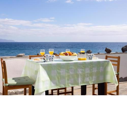 Casa de playa con gran terraza y vistas al mar