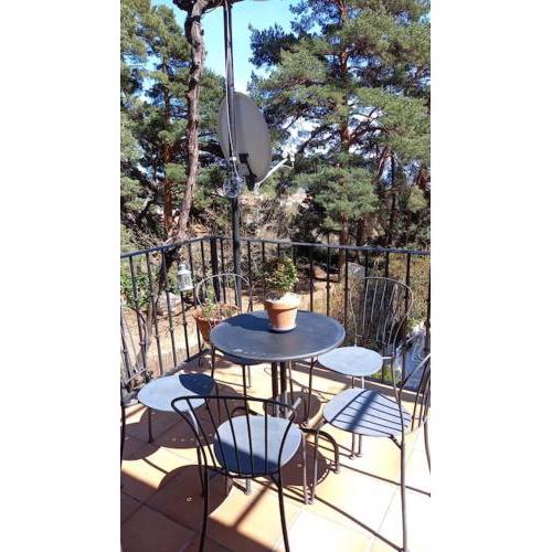 Casa de pueblo con chimenea y terraza