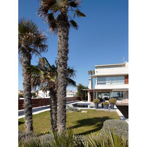CASA EN EMPURIABRAVA PRIMERA LINEA MAR CON AMARRE